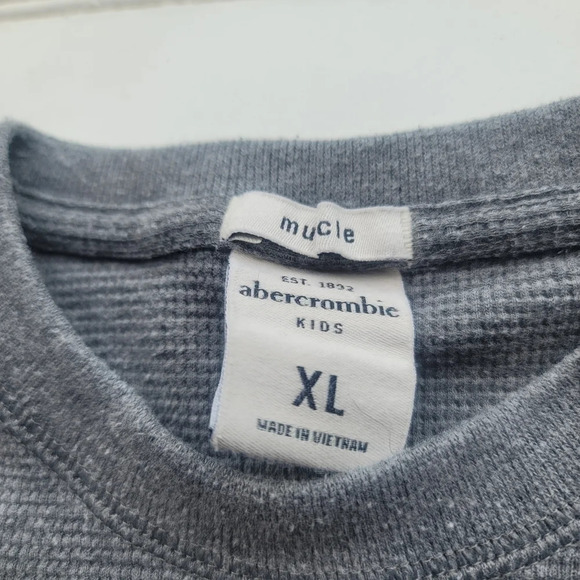 Abercrombie Kids Top Boys Gray Red Muscle Waffle Pullover Logo Youth Fitted XL - Picture 2 of 8